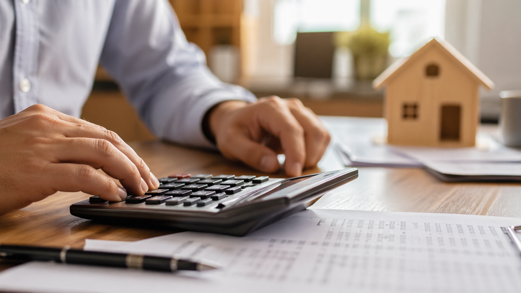 Calcul de plus-value immobiliere avec calculatrice documents et maquette maison bois