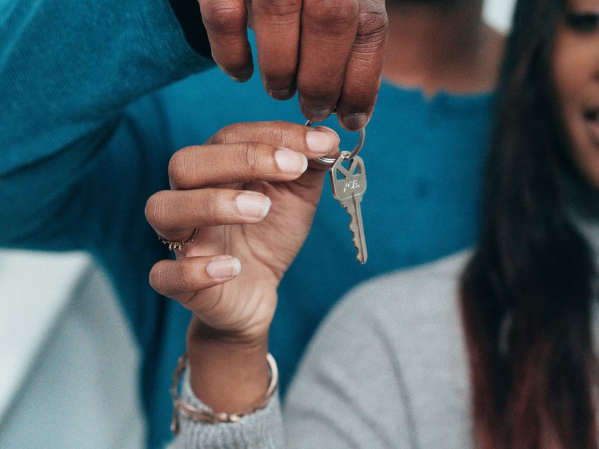 Couple recevant les cles de leur nouvelle maison, pret relais immobilier 2026