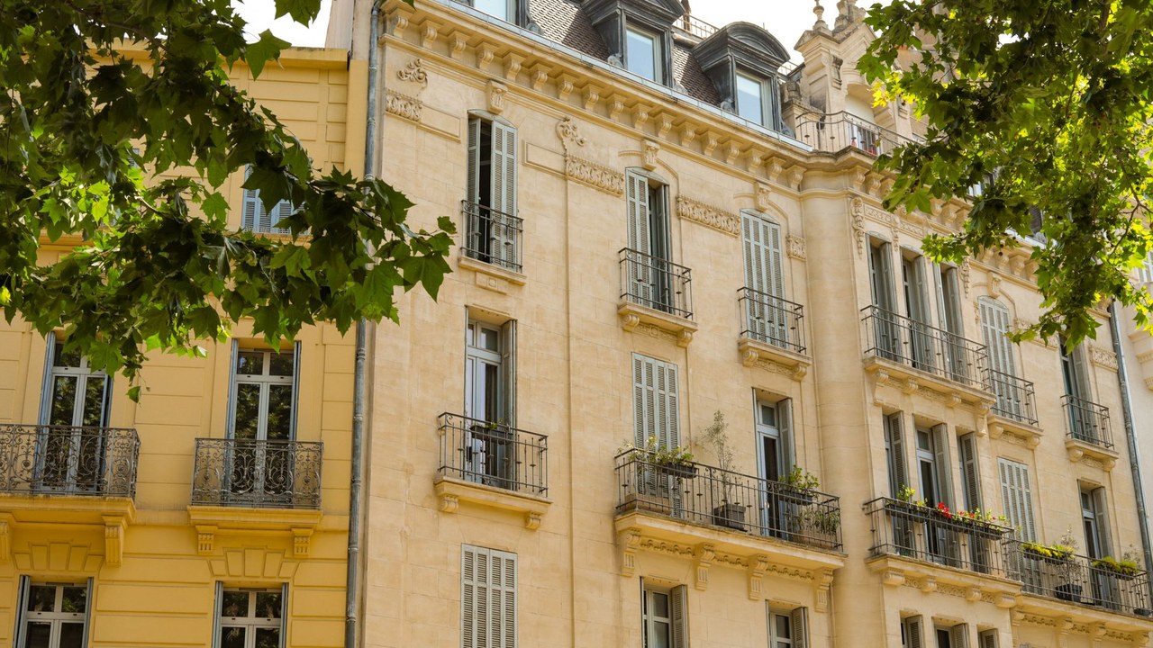 Immeuble résidentiel français avec balcons - démembrement de propriété