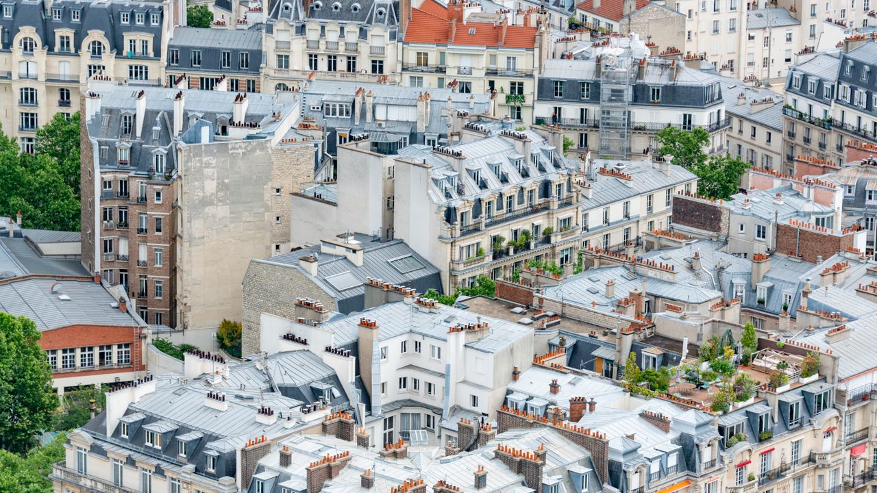 Vue aerienne des toits parisiens et de l'architecture francaise classique - marche immobilier fin 2026